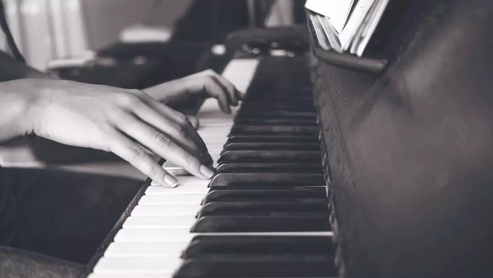 钢琴学习中的琶音应该怎么弹？